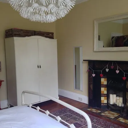 2 Bedroom Flat In Holyrood Park Sleeps 5