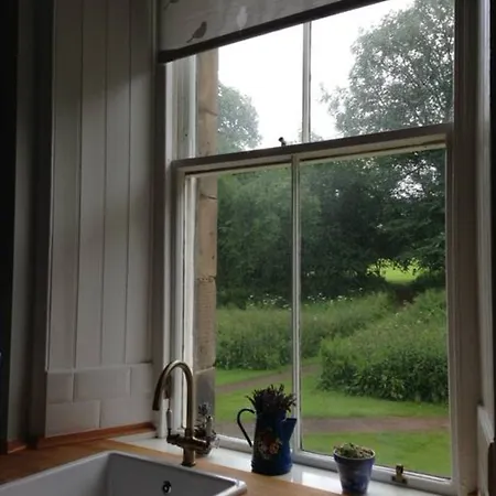 2 Bedroom Flat In Holyrood Park Sleeps 5 * Edimburgo