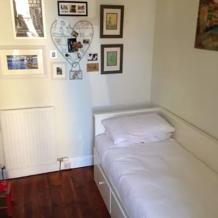 2 Bedroom Flat In Holyrood Park Sleeps 5