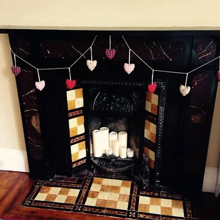 2 Bedroom Flat In Holyrood Park Sleeps 5 Edimburgo