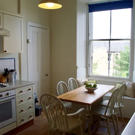 3 Bedroom Flat In Edinburgh's New Town Sleeps 6 *