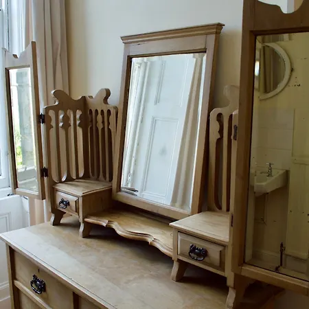 3 Bedroom Flat In Edinburgh's New Town Sleeps 6