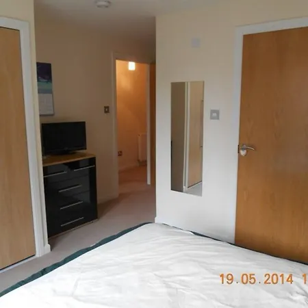 Centre 2 Bedroom Sleeps 4 Apartment *