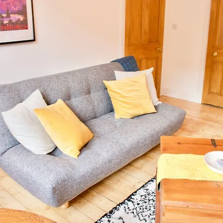 1 Bedroom Flat Near Holyrood Park - Sleeps 4 *
