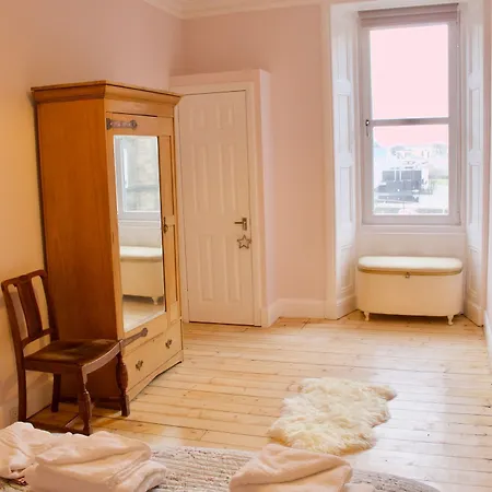 1 Bedroom Flat Near Holyrood Park - Sleeps 4 Edinburgh