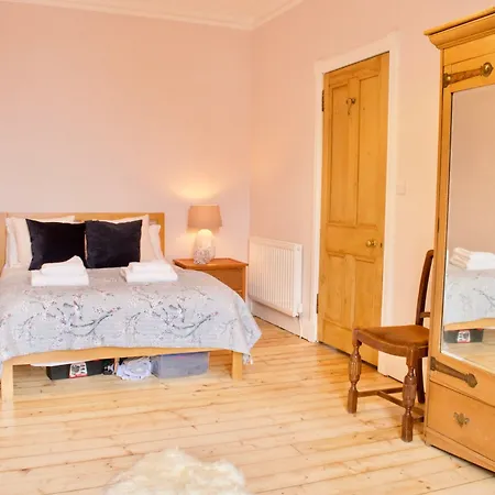 1 Bedroom Flat Near Holyrood Park - Sleeps 4 * Edinburgh