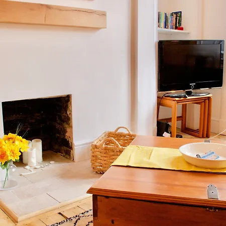 Apartment 1 Bedroom Flat Near Holyrood Park - Sleeps 4