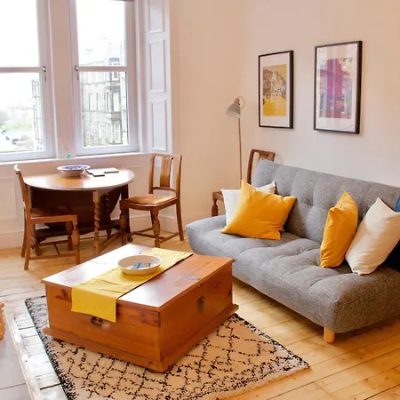 1 Bedroom Flat Near Holyrood Park - Sleeps 4 Edinburgh