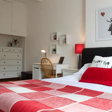 2 Bedroom With Castle Views Apartment Edinburgh
