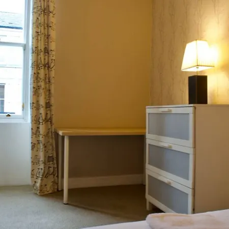 2 Bedroom Flat Near Centre *