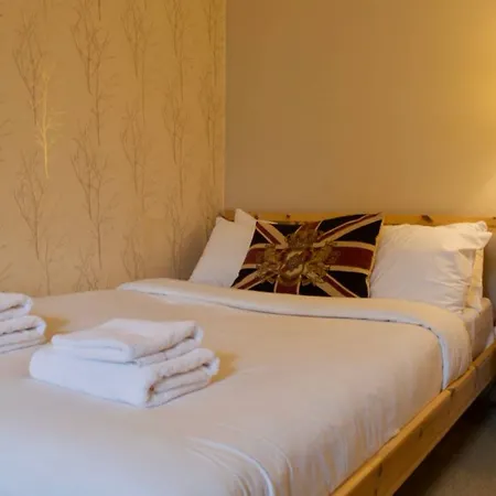 2 Bedroom Flat Near Centre شقة