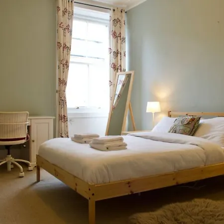 2 Bedroom Flat Near Centre