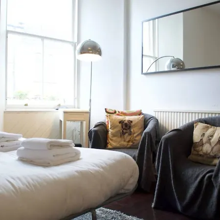 2 Bedroom Flat Near Centre