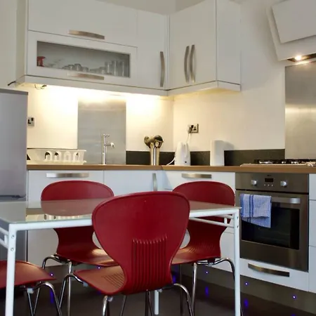 2 Bedroom Flat Near Centre