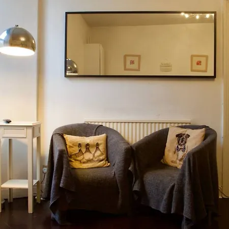 2 Bedroom Flat Near Centre