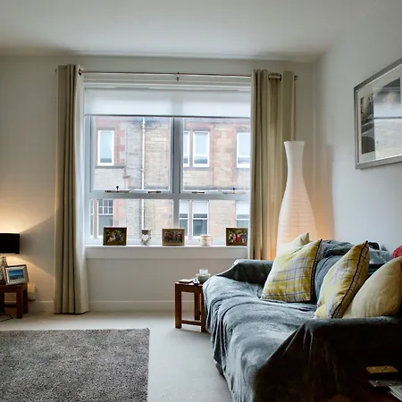 2 Bedroom Flat In Apartment Edinburgh