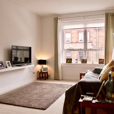 2 Bedroom Flat In Apartment *
