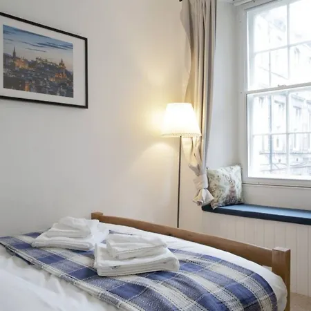 2 Bedroom Flat In Lägenhet Edinburg