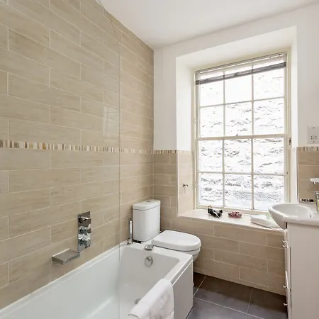 Silver Lining - Mile Apartment Edinburgh