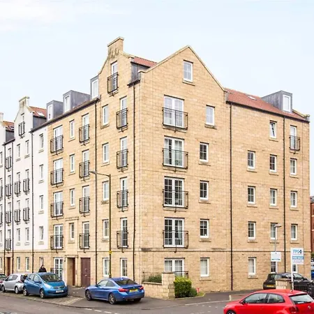 2 Bedroom With Parking Sleeps 5 Apartament