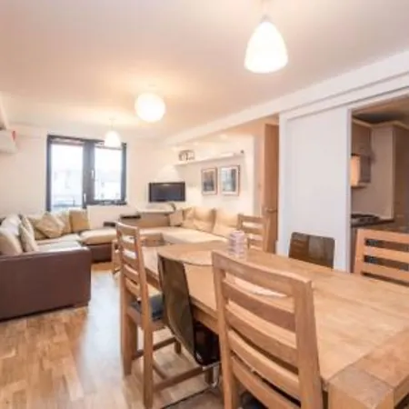 2 Bedroom Off Royal Mile *