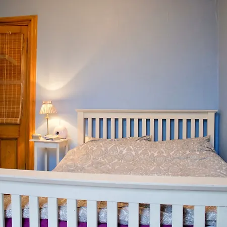 1 Bedroom Flat Off Leith Walk Apartment