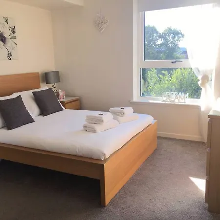 3 Bedroom Flat Near Centre With Parking *