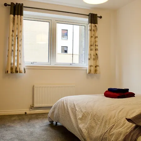 Cosy 2-br Flat In Popular Broughton - Sleeps 4 *
