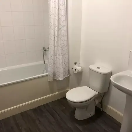 3 Bedroom Flat Apartment *