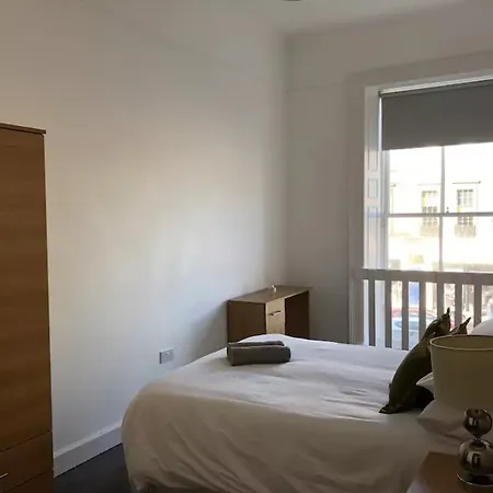3 Bedroom Flat Apartment *