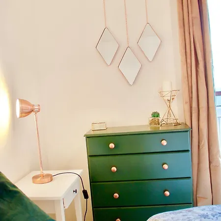 Apartment 2 Bedroom With Free Parking *