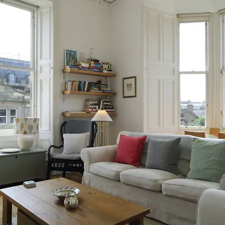 2 Bedroom Flat In New Town شقة