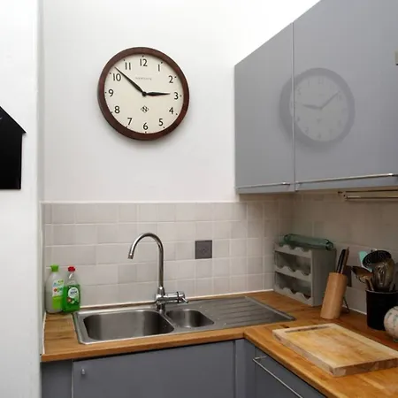 2 Bedroom Flat In New Town شقة