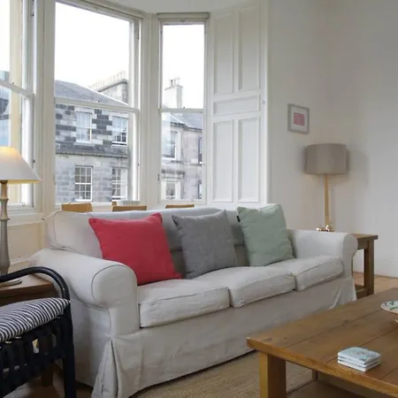 2 Bedroom Flat In New Town *