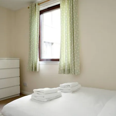 2 Bedroom Canalside * Edinburg