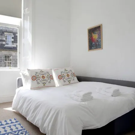 2 Bedroom Flat In New Town إدنبرة