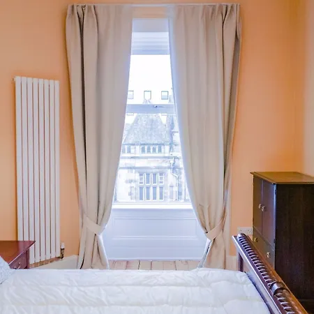 2 Bedroom Flat On Leith Walk * Edimburgo