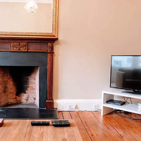 Appartamento 2 Bedroom, 2 Bathroom In New Town Edimburgo