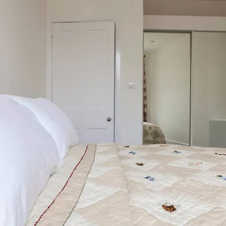 1 Bedroom In Edinburgh's New Town Apartment