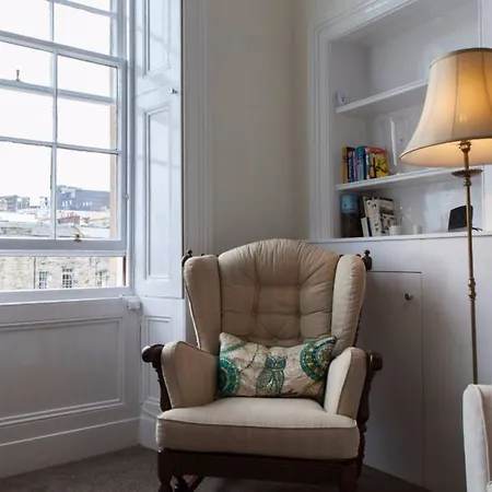 Apartment 1 Bedroom In Edinburgh's New Town *
