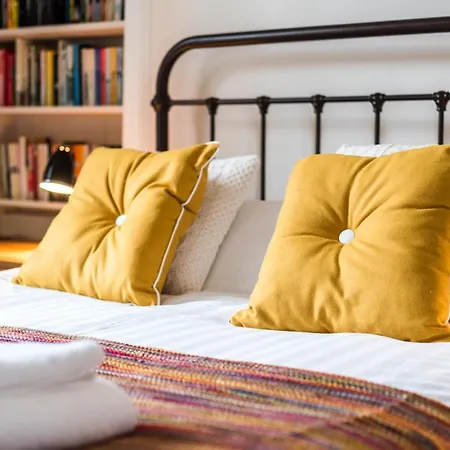 Spacious & Unique 1 Bed With Wifi *