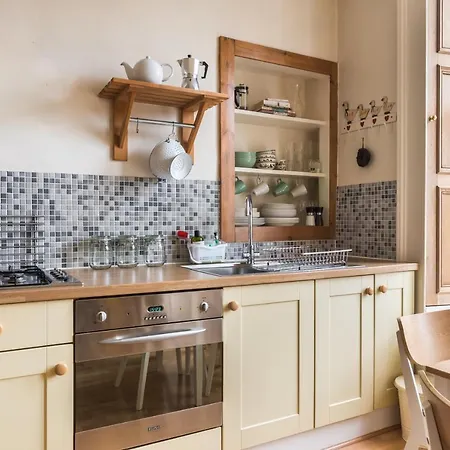 Spacious & Unique 1 Bed With Wifi Apartment *