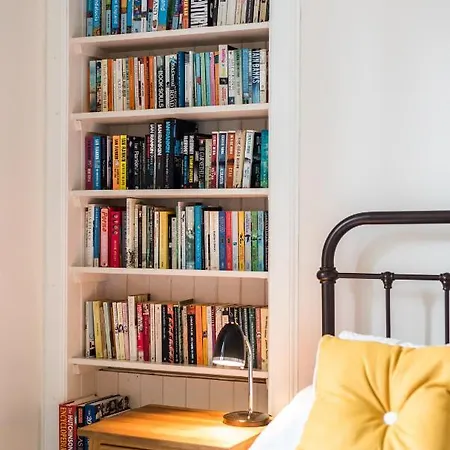 Spacious & Unique 1 Bed With Wifi Apartment