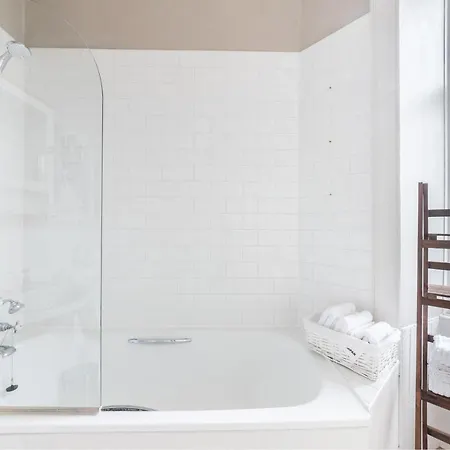 Spacious & Unique 1 Bed With Wifi Apartment *