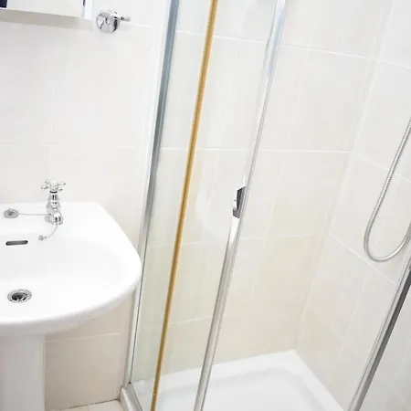 East Claremont - Beautiful 2br In