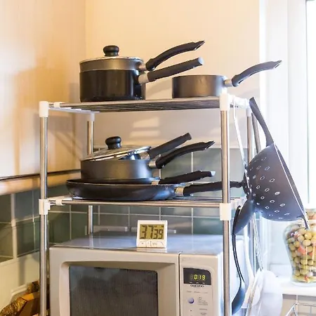 Central & Stylish 3 Bedroom, 2 Bath, Free Parking Apartman