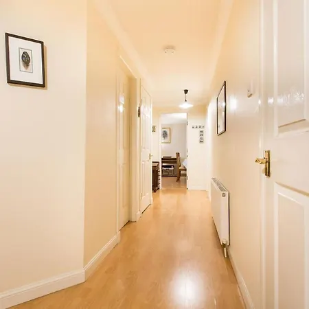 Central & Stylish 3 Bedroom, 2 Bath, Free Parking Appartamento