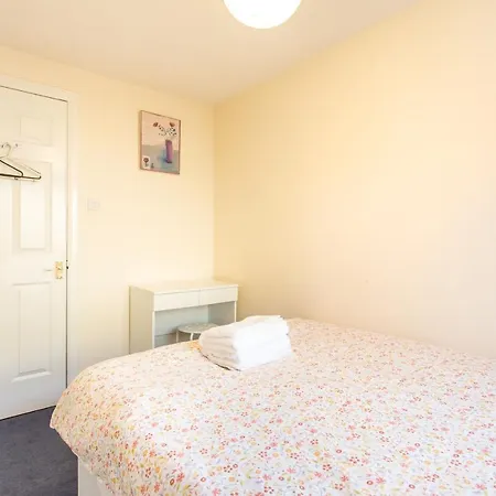 Central & Stylish 3 Bedroom, 2 Bath, Free Parking Apartment *