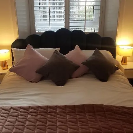 Dalmeny Street Apartment *
