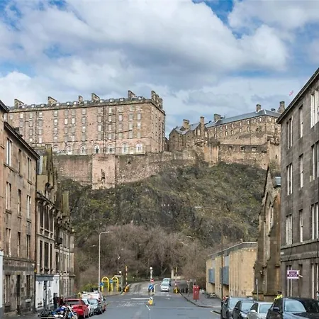 Gorgeous And Cozy Three-bedroom Flat In The Heart Of Edinburgh